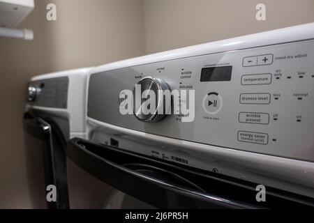 Primo piano di una manopola e di un pannello pulsanti su un'asciugatrice di abbigliamento di fascia alta e a basso consumo energetico Foto Stock