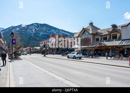 Banff è una città dell'Alberta, in Canada, situata all'interno del Banff National Park. Si trova nelle Montagne Rocciose dell'Alberta, lungo la Trans-Canada Highway, a circa 126 km Foto Stock