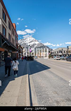 Banff è una città dell'Alberta, in Canada, situata all'interno del Banff National Park. Si trova nelle Montagne Rocciose dell'Alberta, lungo la Trans-Canada Highway, a circa 126 km Foto Stock