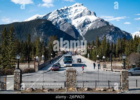 Banff è una città dell'Alberta, in Canada, situata all'interno del Banff National Park. Si trova nelle Montagne Rocciose dell'Alberta, lungo la Trans-Canada Highway, a circa 126 km Foto Stock