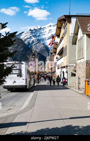 Banff è una città dell'Alberta, in Canada, situata all'interno del Banff National Park. Si trova nelle Montagne Rocciose dell'Alberta, lungo la Trans-Canada Highway, a circa 126 km Foto Stock