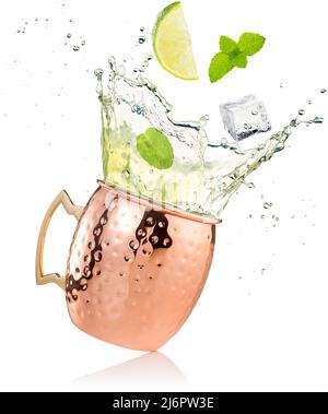 cocktail mulo di mosca in tazza di rame isolato Foto Stock