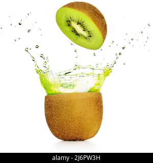 succo verde che esplode da un kiwi isolato su bianco Foto Stock