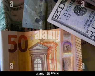 Banconote in carta in tagli da 50 dollari e 50 euro, un primo piano. Foto Stock