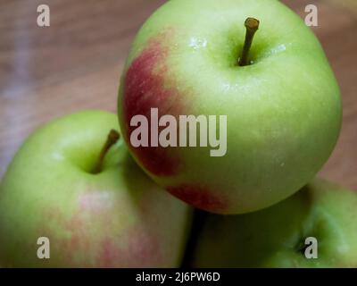 Un mazzo di succose mele rosse, un primo colpo. Frutta matura. Foto Stock