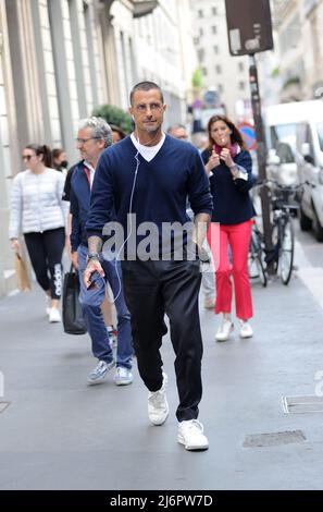 Milano, 03-05-2022 Fabrizio Corona dopo una pausa caffè in centro è accompagnato a casa dal suo autista e da un assistente. Foto Stock