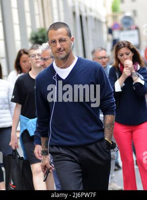 Milano, 03-05-2022 Fabrizio Corona dopo una pausa caffè in centro è accompagnato a casa dal suo autista e da un assistente. Foto Stock