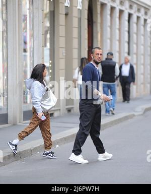 Milano, 03-05-2022 Fabrizio Corona dopo una pausa caffè in centro è accompagnato a casa dal suo autista e da un assistente. Foto Stock