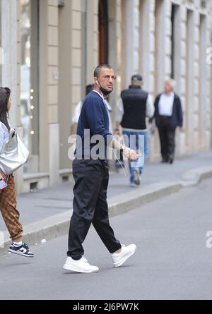 Milano, 03-05-2022 Fabrizio Corona dopo una pausa caffè in centro è accompagnato a casa dal suo autista e da un assistente. Foto Stock