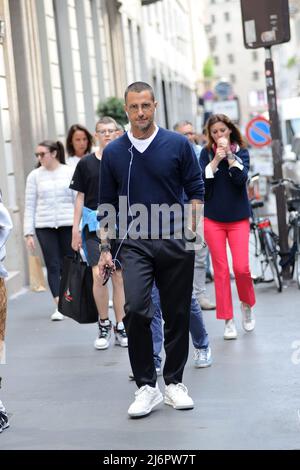 Milano, 03-05-2022 Fabrizio Corona dopo una pausa caffè in centro è accompagnato a casa dal suo autista e da un assistente. Foto Stock