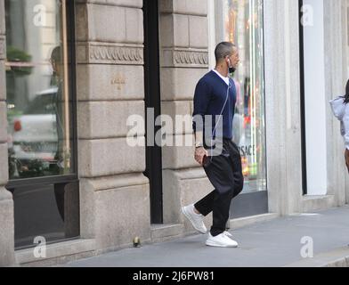 Milano, 03-05-2022 Fabrizio Corona dopo una pausa caffè in centro è accompagnato a casa dal suo autista e da un assistente. Foto Stock