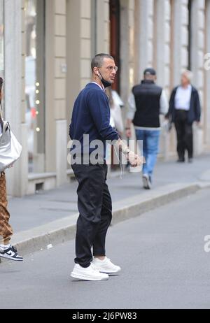 Milano, 03-05-2022 Fabrizio Corona dopo una pausa caffè in centro è accompagnato a casa dal suo autista e da un assistente. Foto Stock