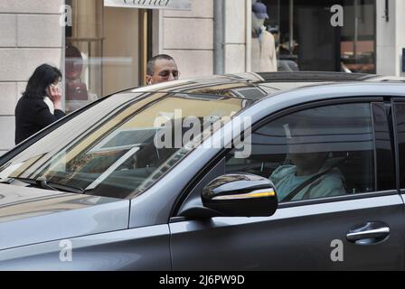 Milano, 03-05-2022 Fabrizio Corona dopo una pausa caffè in centro è accompagnato a casa dal suo autista e da un assistente. Foto Stock