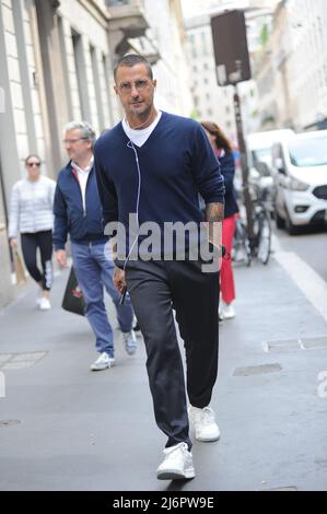 Milano, 03-05-2022 Fabrizio Corona dopo una pausa caffè in centro è accompagnato a casa dal suo autista e da un assistente. Foto Stock