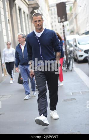 Milano, 03-05-2022 Fabrizio Corona dopo una pausa caffè in centro è accompagnato a casa dal suo autista e da un assistente. Foto Stock