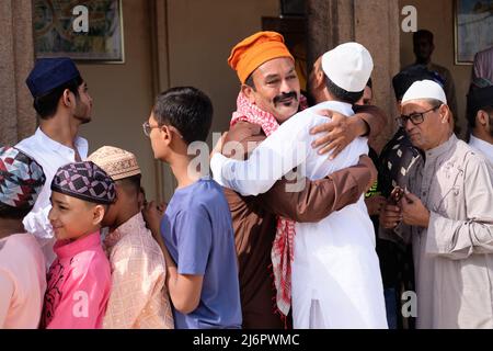 Maggio 3, 2022. Ahmedabad, India: Uomini musulmani si salutano dopo la fine delle preghiere di Eid Foto Stock