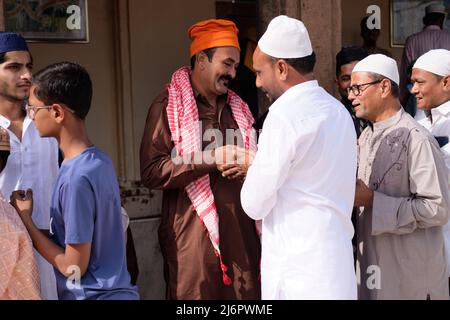 3 maggio 2022: Uomini musulmani si salutano dopo le preghiere di Eid alla Moschea Jama di Ahmedabad Foto Stock