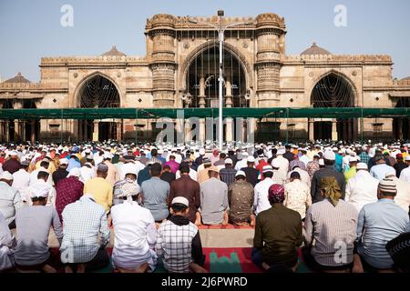 Maggio 3, 2022. Ahmedabad, India: Gli uomini musulmani offrono preghiere alla Moschea di Jama in occasione del festival di Eid al Fitra Foto Stock