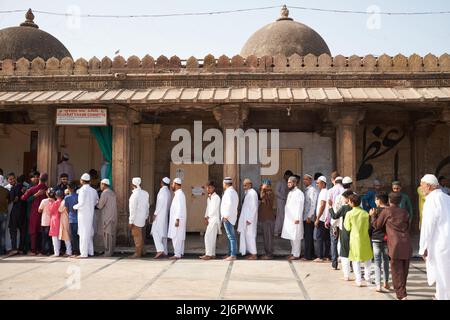 Maggio 3, 2022. Ahmedabad, India: Gli uomini musulmani si accadevano a salutarsi dopo le preghiere di Eid alla moschea di Jama Foto Stock