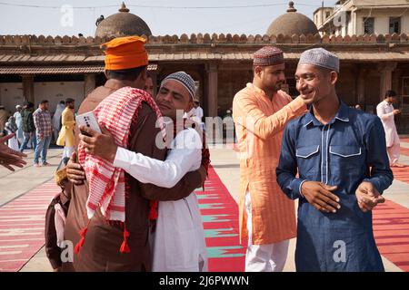 Maggio 3, 2022. Ahmedabad, India: Uomini musulmani si salutano dopo la fine delle preghiere di Eid Foto Stock