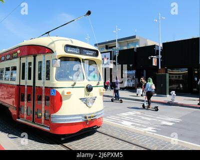 Il tram F Line Muni vicino al Fisherman's Wharf, parte di San Francisco, il sistema di trasporto pubblico della California; giorno di sole nella Bay Area, USA. Foto Stock