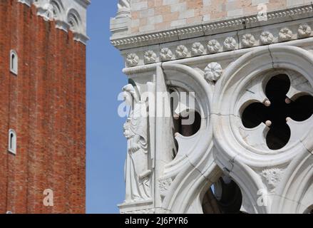 Dettaglio del Palazzo Ducale con la statua all'angolo e il Campanile sullo sfondo VENEZIA CITTÀ ITALIA Foto Stock