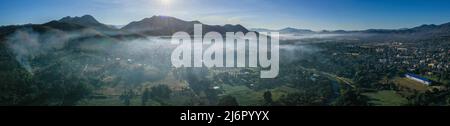 Vista aerea di Pai durante l'alba con nebbia a Mae Hong Son, Thailandia. Foto di alta qualità Foto Stock