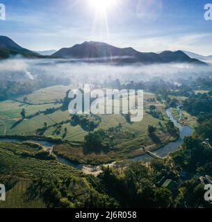 Vista aerea di Pai durante l'alba con nebbia a Mae Hong Son, Thailandia. Foto di alta qualità Foto Stock