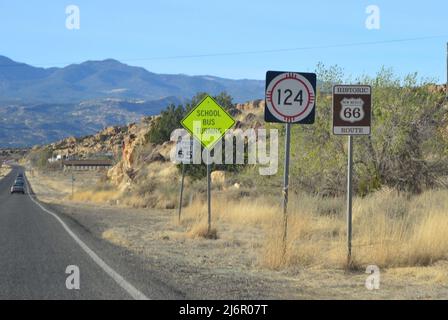 Segnaletica stradale lungo la Route 66 in Arizona Foto Stock