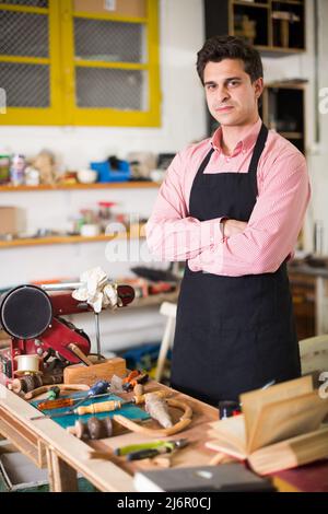 Carpentiere che lavora su tornio manuale Foto Stock