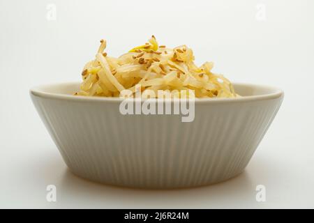 Germogli di fagioli fritti in padella serviti in modo ordinato Foto Stock