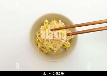 Germogli di fagioli fritti in padella serviti in modo ordinato Foto Stock