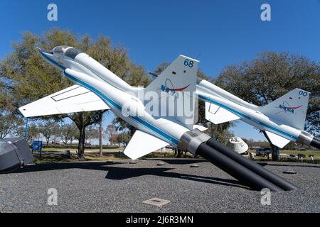 Houston, Texas, USA - 12 marzo 2022: Due jet trainer Northrop T-38 Talon supersonic esposti al Talon Park nel Johnson Space Center di Houston, Foto Stock