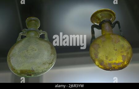 Vetri romani. A sinistra: 3rd-4th secoli. Destra: 4th secolo. Museo Calouste Gulbenkian. Lisbona, Portogallo. Foto Stock