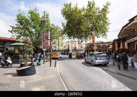 Gaziantep, Turchia - Maggio 2022: Vista sulla strada della città vecchia di Gaziantep, vicino al bazaar storico e mercato. Gaziantep è la capitale alimentare della Turchia Foto Stock