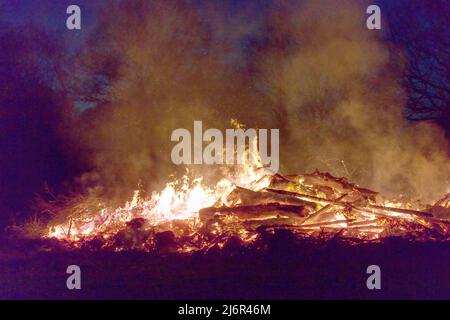 scatto notturno di un fuoco di pasqua Foto Stock