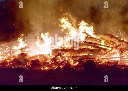 scatto notturno di un fuoco di pasqua Foto Stock