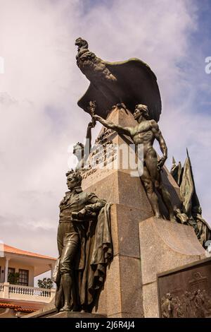 Monumento a Simon Bolivar e Hotel Colombia nella Città Vecchia, Casco Viejo, Panama City, Panama America Centrale Foto Stock