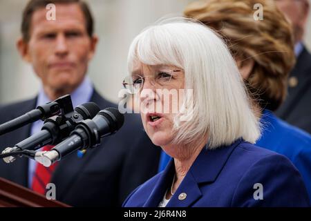 Il senatore Patty Murray (D-WA), insieme al Senato democratico Caucus, denuncia il progetto di decisione trapelato dalla Corte Suprema degli Stati Uniti che avrebbe superato Roe contro Wade e permesso agli stati di bandire l’aborto a Capitol Hill a Washington, DC, il 3 maggio 2022. Credit: Samuel Corum / CNP /MediaPunch Foto Stock