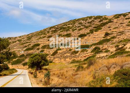 Strada lungo le colline sull'isola di iOS in Grecia, Isole Cicladi Foto Stock