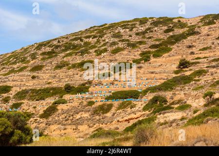 Colourful alveari su un pendio di montagna sull'isola di iOS in Grecia, Cicladi Isole Foto Stock