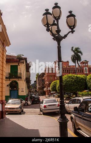 CITTÀ DI PANAMA, Panama--circondato da architettura del 19th secolo, Plaza Simon Bolivar è una piccola piazza pubblica in casco Viejo, un isolato dal lungomare Foto Stock