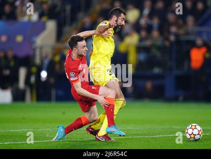 Diogo Jota di Liverpool (a sinistra) e Raul Albiol di Villarreal lottano per la palla durante la semifinale della UEFA Champions League, seconda tappa all'Estadio de la Ceramica, Villarreal. Data foto: Martedì 3 maggio 2022. Foto Stock