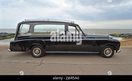 Vintage Rolls Royce Hearse parcheggiato sul lungomare Foto Stock