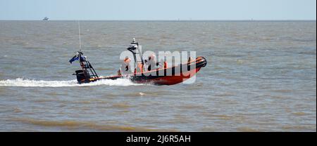 Inshore Rescue Boat con equipaggio in pattuglia a Felixstowe. Foto Stock