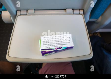 Tissue che accattonano in treni meridionali Foto Stock