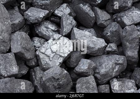 Un cumulo di carbone per locomotive a vapore, in un deposito ferroviario patrimonio. Foto Stock