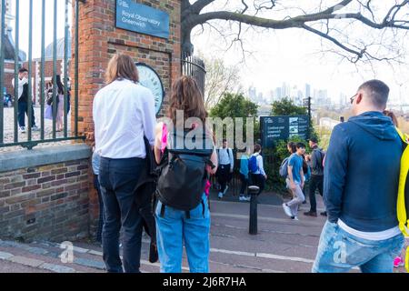 I visitatori all'entrata dell'osservatorio reale di Greenwich che guarda al Foto Stock