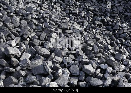 Un cumulo di carbone per locomotive a vapore, in un deposito ferroviario patrimonio. Foto Stock