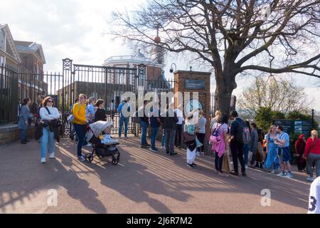 I visitatori all'entrata dell'osservatorio reale di Greenwich che guarda al Foto Stock